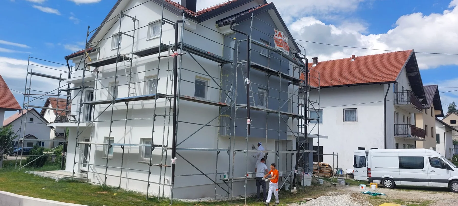 Montaža CAJA skele na obiteljskoj kući, s natpisom CAJA na skeli
