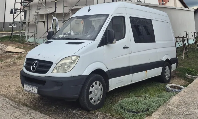 Bijeli Mercedes dostavni kombi