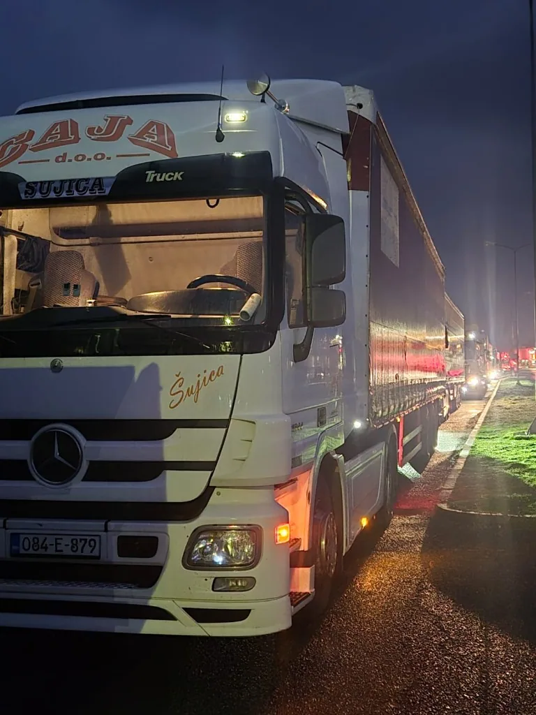 Bijeli Mercedes šleper CAJA d.o.o. Šujica