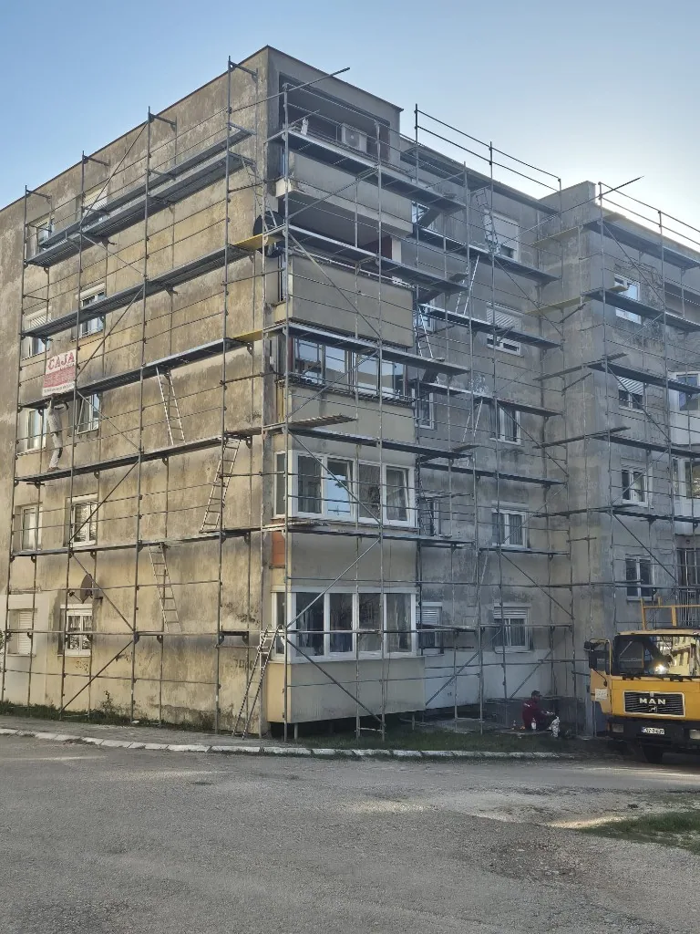 CAJA skela na stambenoj zgradi, s natpisom CAJA na fasadi