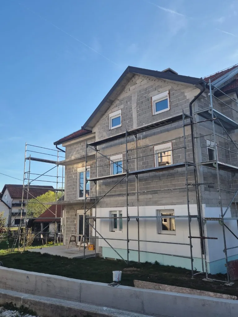 Kuća prije fasade, zid od blokova i postavljena skela