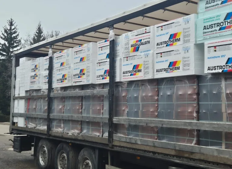 Šleper natovaren Austrotherm izolacijskim pločama